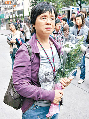 市民羅女士專程到災場悼念死者。（張學儀攝）