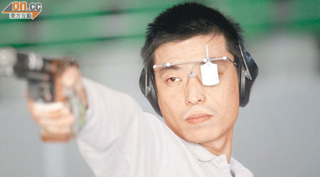 香港射擊總會會員王輝於○五年東亞運奪得射擊金牌。（資料圖片）