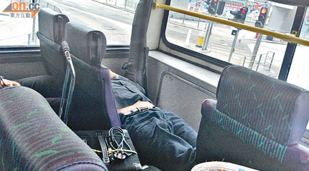 一名外籍乘客攤直身體、睡在兩排共三個座位上，被批評無公德心。
