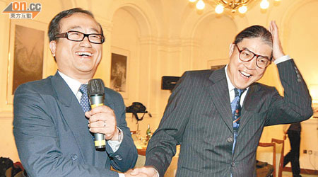 上次同樂日，立法會議員陳鑑林（左）扮另一議員霍震霆維肖維妙。（資料圖片）