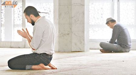 伊斯蘭教徒一日要祈禱五次。（高嘉業攝）