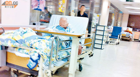 明愛醫院內科病房已開始加床收容入院病人。