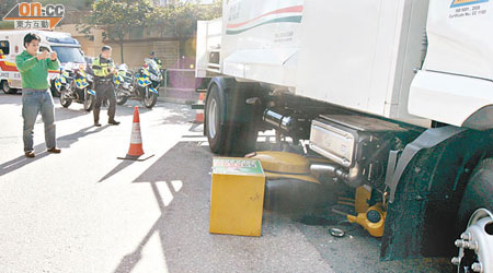 肇事電單車翻側插入水車的車底。（趙瑞麟攝）