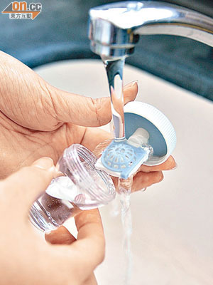 以水喉水沖洗隱形眼鏡盒或鏡片有積存阿米巴變形蟲的風險。（蕭毅攝）