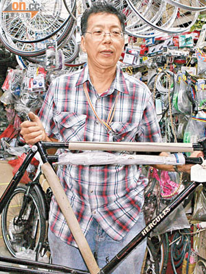 鍾先生的單車店存有七八年生產的客家佬車架，連當年單據亦妥善保存。
