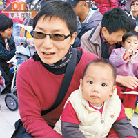 育有兩名子女的周太：「香港父母多是雙職，但教育局又唔增加全日制資助，唔通要留畀菲傭教？」