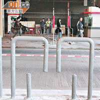 運輸署將欄杆改裝成「７」字形，無法鎖上單車，改善違泊情況。