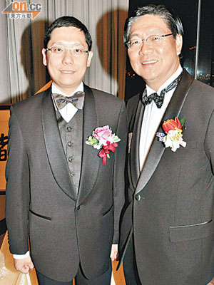 黃傑龍（左）當選十大傑青，馬時亨送上恭賀。