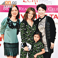 模特兒（左二及右二）穿上Vivienne Tam親子裝行騷，國泰航空行政總裁史樂山太太（左一）同莊偉茵（右一）都話靚絕。