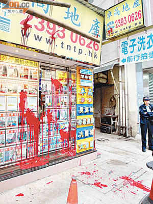 卓高地產櫻桃街店及亞皆老街店大門玻璃遺下大片紅油漬。（林少兒攝）