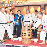 日本柔道館館長岩見武夫（右）示範日本手打年糕。
