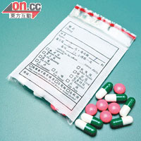 混合入袋<br>記者在藥房購得的藥物，藥袋沒有標示藥名，存放在同一個藥袋內。