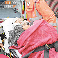 被撞飛彈數米的女傷者送院治理。