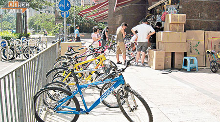 單車店被指長期於行人路擺放單車，造成阻塞。