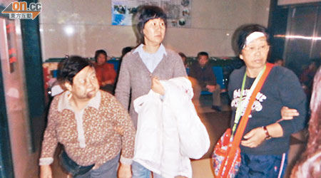 同在車禍中受傷的張福妻子（左）及秦葉滿妻子（右）昨到醫院探望留院丈夫。