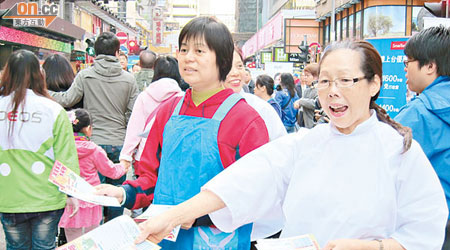 香港家務助理總工會會員以「媽姐」打扮，向市民派發傳單。（廖國柱攝）