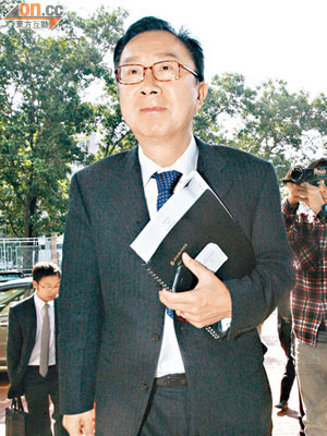 簡炳墀昨天改由資深大律師清洪代表。