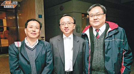 上訴人陳樹雄（左）及霍有華（右）昨於庭外與代表他們的張達明律師合照。（羅錦鴻攝）