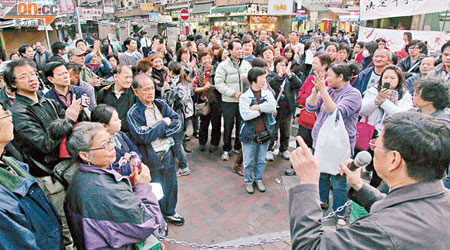 深水埗福華街、福榮街及北河街三街排檔檔主昨拉起橫額抗議，並發動罷市。（陸智豪攝）