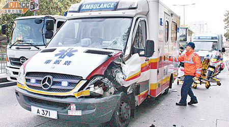 涉意外救護車的車頭損毀。（張嘉怡攝）
