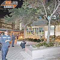 警員在少女墮樓的秀裕樓對出調查。（蘇仲賢攝）