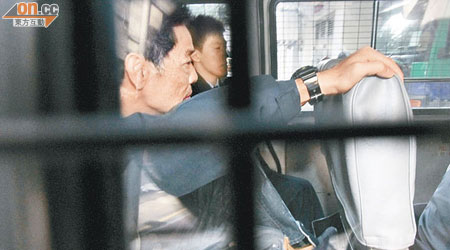被告彭官華（左）昨由警車押送到庭應訊。（陳德賢攝）
