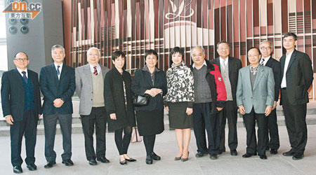 立法會秘書長吳文華（右六）陪同一班前議員暢遊立法會新大樓。（何偉鴻攝）