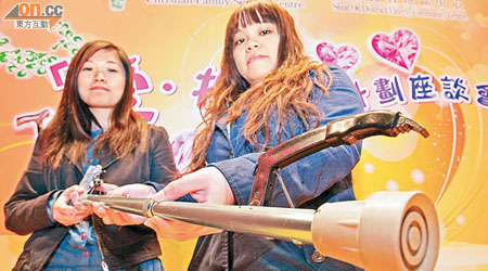 徐韻雯（左）、何善君與另外兩名同學設計的「Stick 2」，結合了拾物器及拐杖功能。