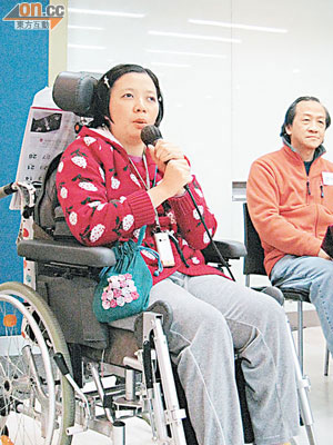 Elaine（左）現時需以輪椅代步，她指發病初期離家極近也需以的士代步。