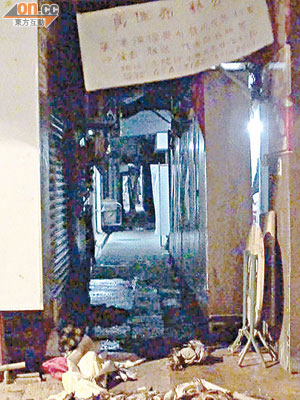 大南街<br>大南街窗簾店被縱火，地上遺下被燒布簾。（吳建明攝）