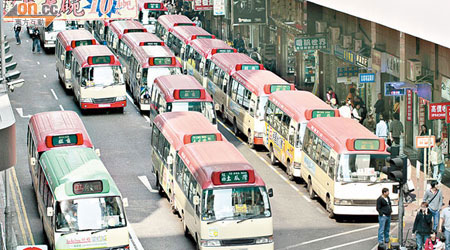 通菜街紅色小巴分拆成多條車隊，等候乘客登車。（蘇文傑攝）