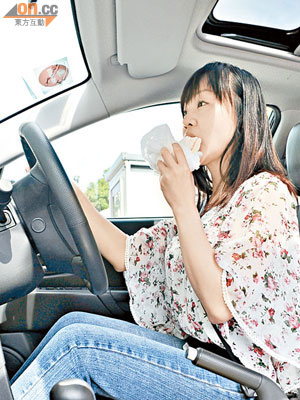 有研究指出，吃得太飽會影響集中力，駕駛時容易出錯。