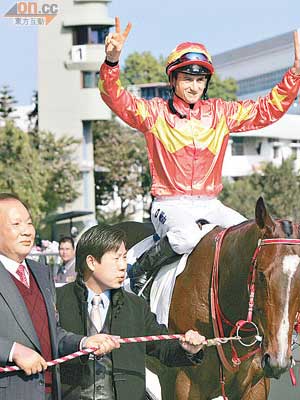 洪澤時（左一）名下馬匹「雄聖」於○八年元旦賽事贏頭馬。（資料圖片）