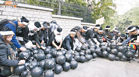 禮賓府<BR>示威者將逾百個黑色氣球集體「篤爆」，釋出銅鑼灣廢氣給曾蔭權享用。（高嘉業攝）