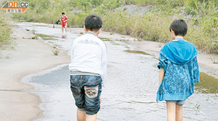 三名居於東涌的小孩，在沒有大人陪同的情況下，走到附近的排洪河道玩耍。