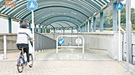 裕東路行人隧道口雖豎有「騎單車者必須下車」指示牌，但單車駕駛者卻難辨標示所指，易因地面單車標示長驅直進。
