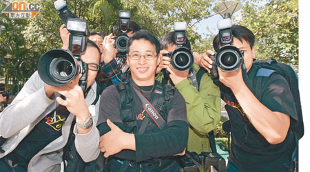 零焦距義工攝影隊隊員Charles（右三）與眾隊員合作，將每一個感動時刻都拍下。