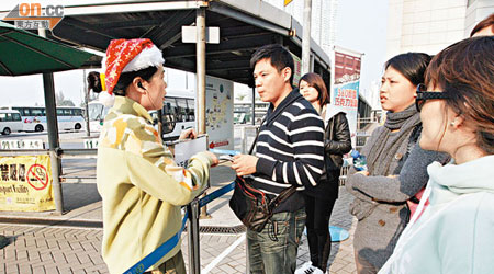 台灣旅客陳先生（左二）對纜車停駛大感失望。（歐展鴻攝）