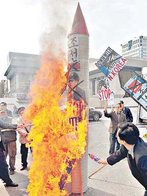 南韓示威者○九在美國駐南韓大使館外焚燒火箭模型，抗議北韓試射導彈。