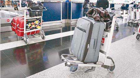 部分旅客辦理登機手續時，行李車在身後，讓竊匪有機可乘。（資料圖片）