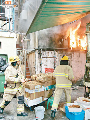 火警發生時，時裝店後巷冷氣機陷入火海。（陳桂建攝）