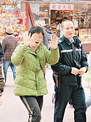 女小販獲救後，情緒仍然激動。（冼耀華攝）