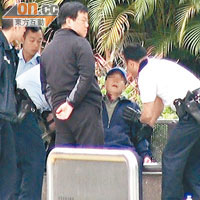 警員撲前奪刀制服鎅頸自殺中年漢。