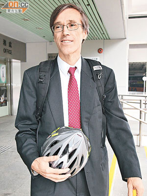 手持單車頭盔的Martin Turner獲撤銷起訴。（霍振鋒攝）