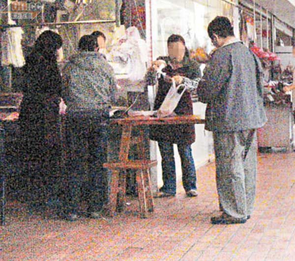 14:45 東門買雞<br>一名本港男子（右）在東門購入三隻鮮雞及其他食材後離去。