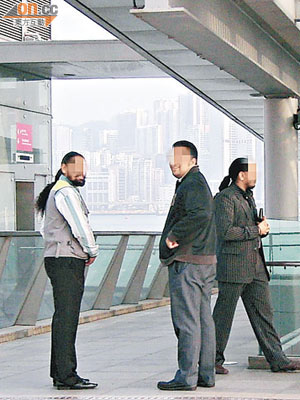 籌款黨一般三個人為一組，並帶備心形貼紙，在中間道天橋上尋找獵物。