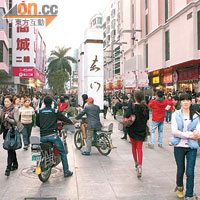 深圳東門步行街，每逢假期人頭湧湧，港人亦不少。