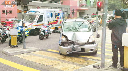 肇事私家車撞向交通燈柱，車頭凹陷。