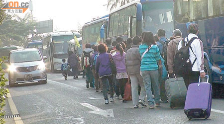 旅客在「搵車」期間不時被迎面而來的汽車響按或開車頭燈驅趕。