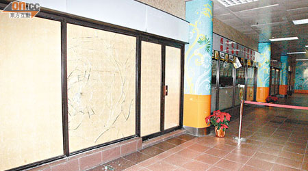 餐廳櫥窗玻璃被扑爆損毀。（沈厚錚攝）
